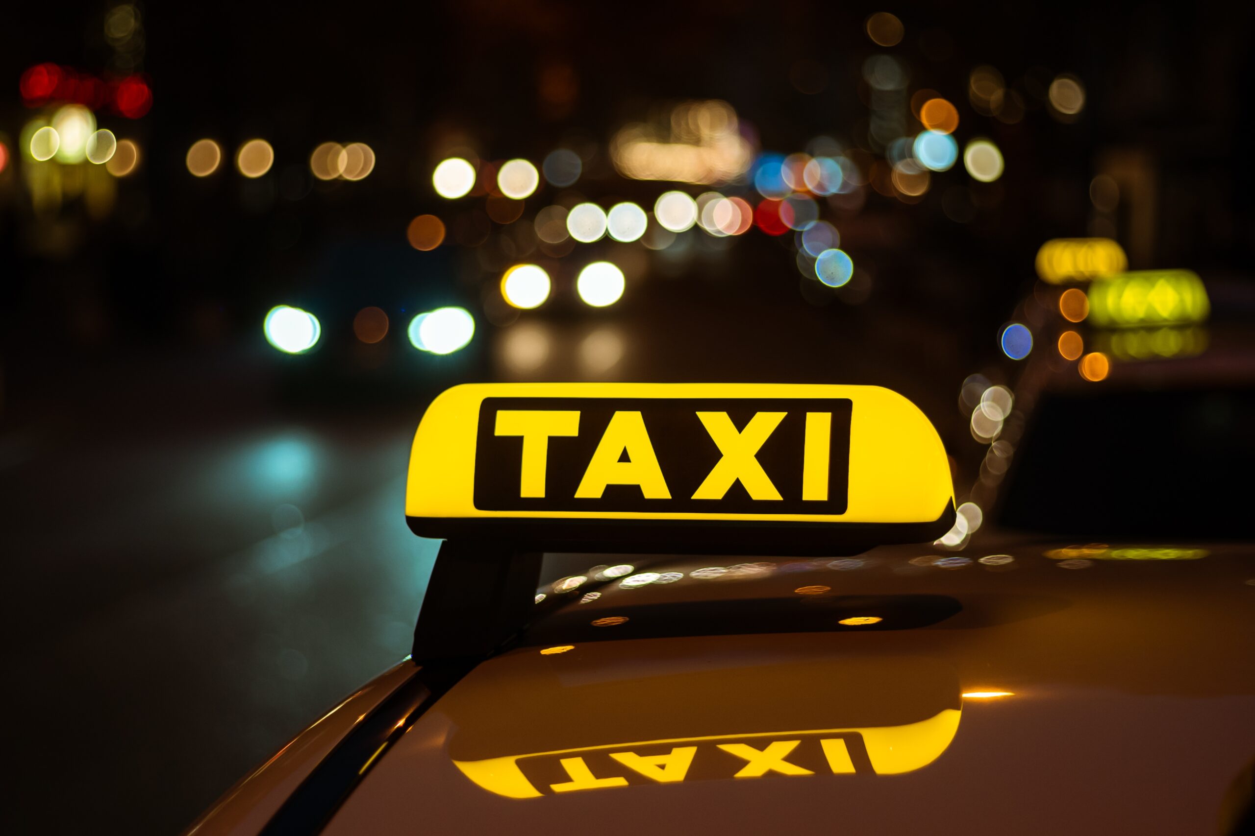 Voiture de taxi la nuit.
