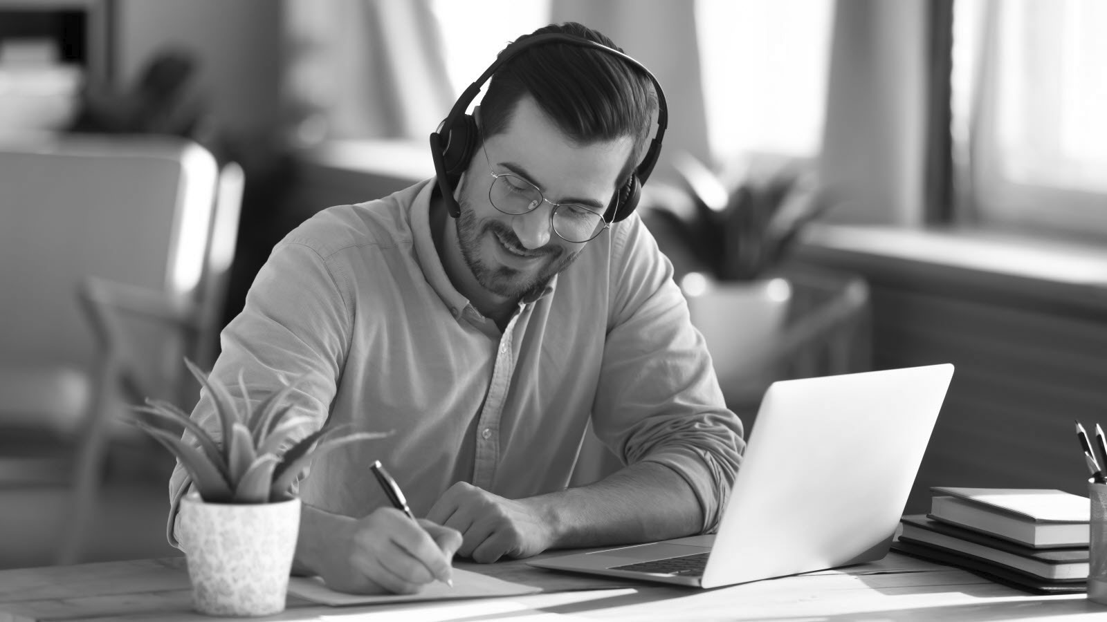 Homme en formation en ligne VTC