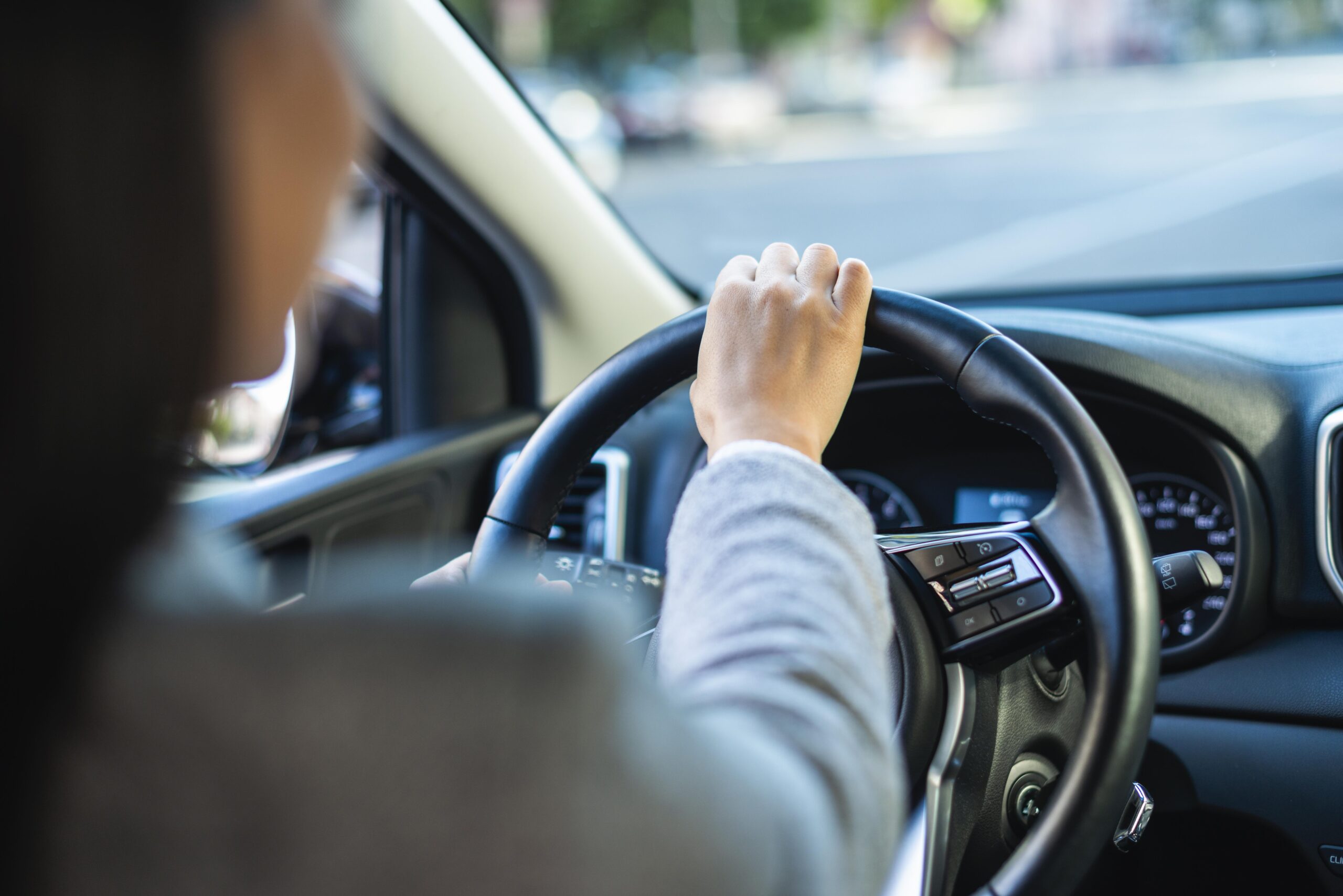 Femme qui conduit une voiture.