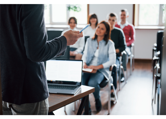 Personne qui suivent une formation dans une salle. 