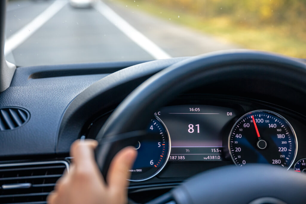 Voiture sur la route avec son compteur de vitesse affichant 81km/h.