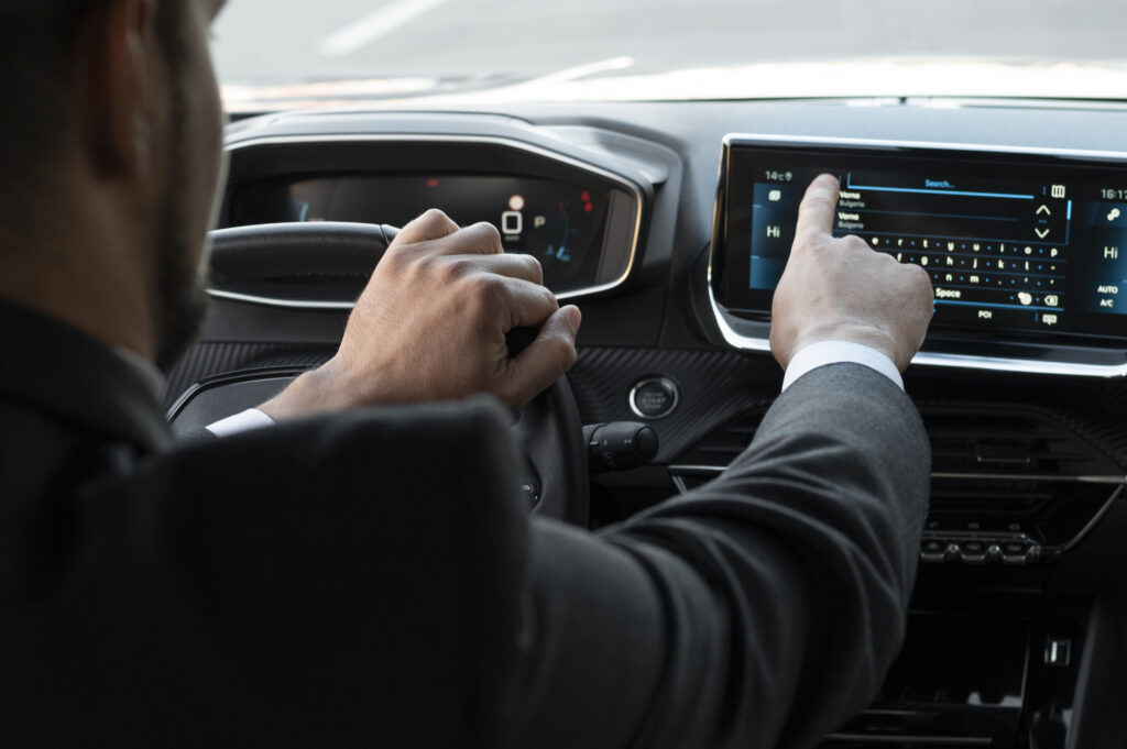 Chauffeur de voiture qui indique sur son GPS sa destination.