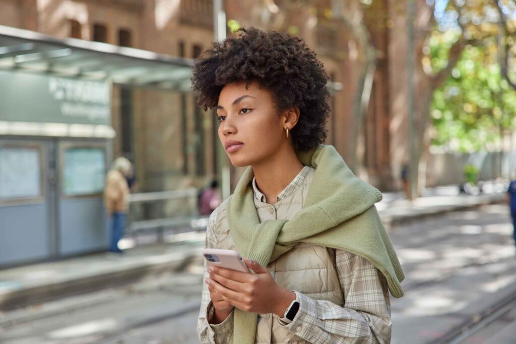 Jeune femme qui attend son chauffeur VTC.