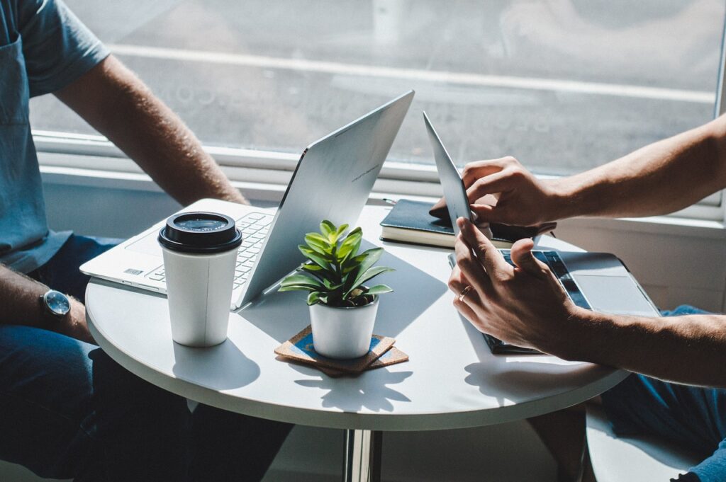 Personnes qui collaborent dans la création d'une entreprise.