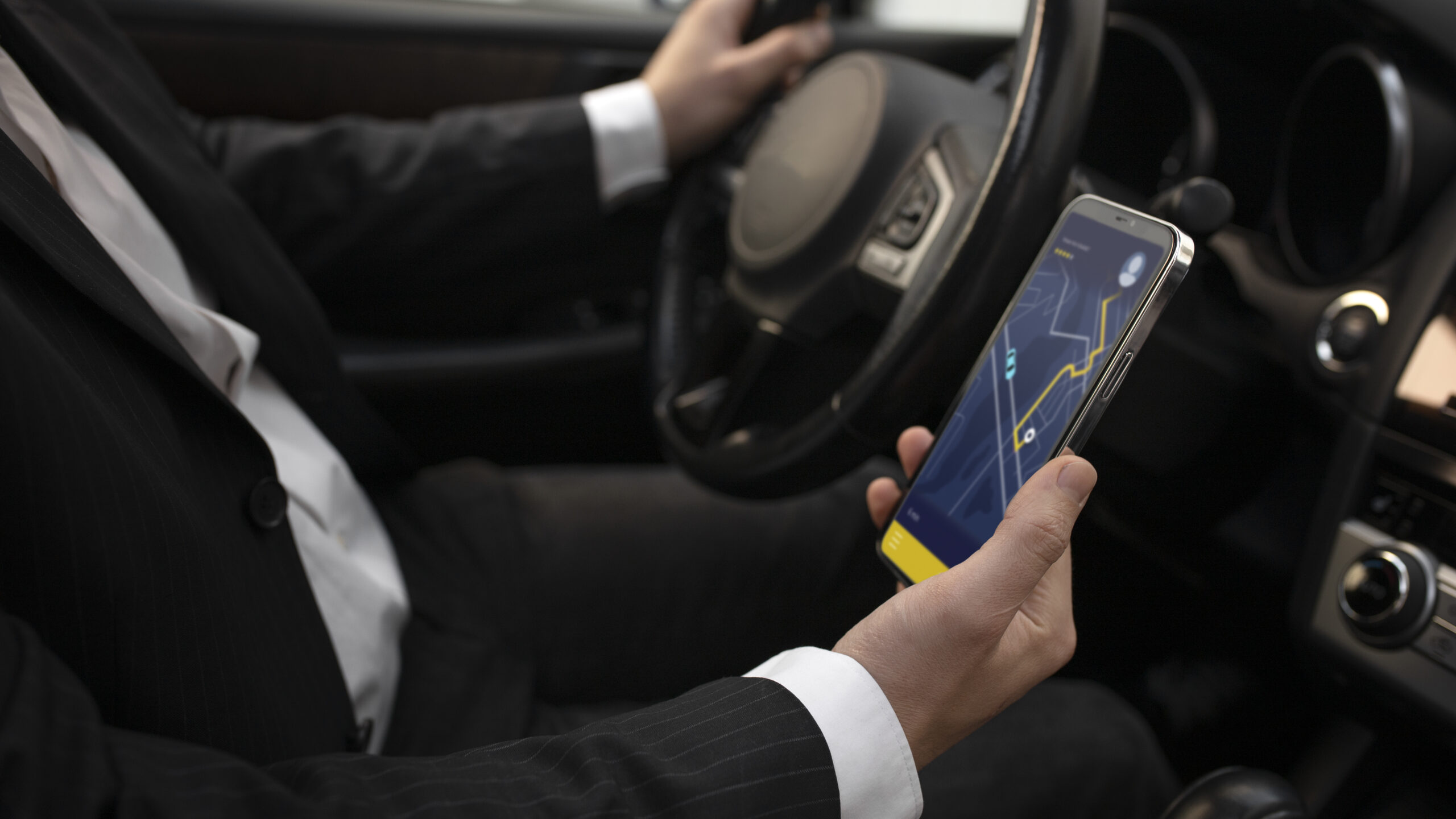 Chauffeur de personnes utilisant GPS