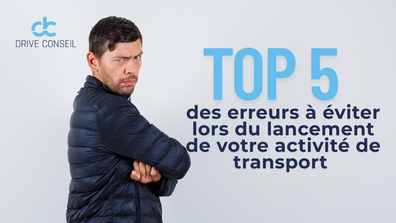 Homme qui croise les bras avec la mine sérieuse